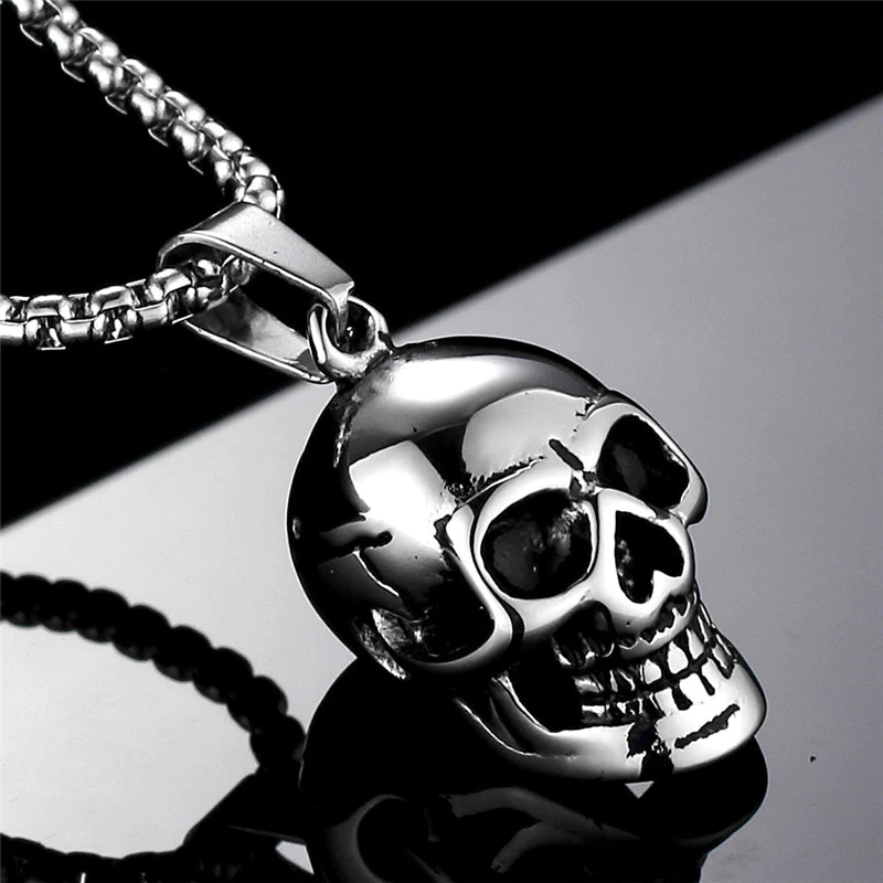 https://onmybubble.com/aliimages/RetroSkullChain/GothicBikerSkullPendant_3.jpg